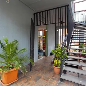 shiny-avlabari-apartment.alltbilisihotels.com/